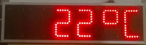 Ukazovateľ presného času, dátumu a teploty vzduchu riadený pomocou GPS.